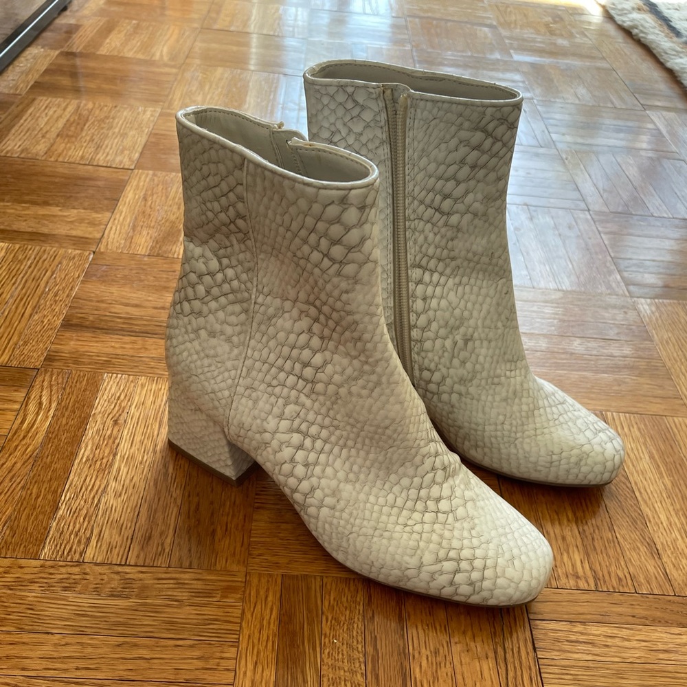 Steve Madden Darma Phyton Snakeskin Block Heel Ankle Boots Chelsea Boots Ivory - Picture 2 of 9